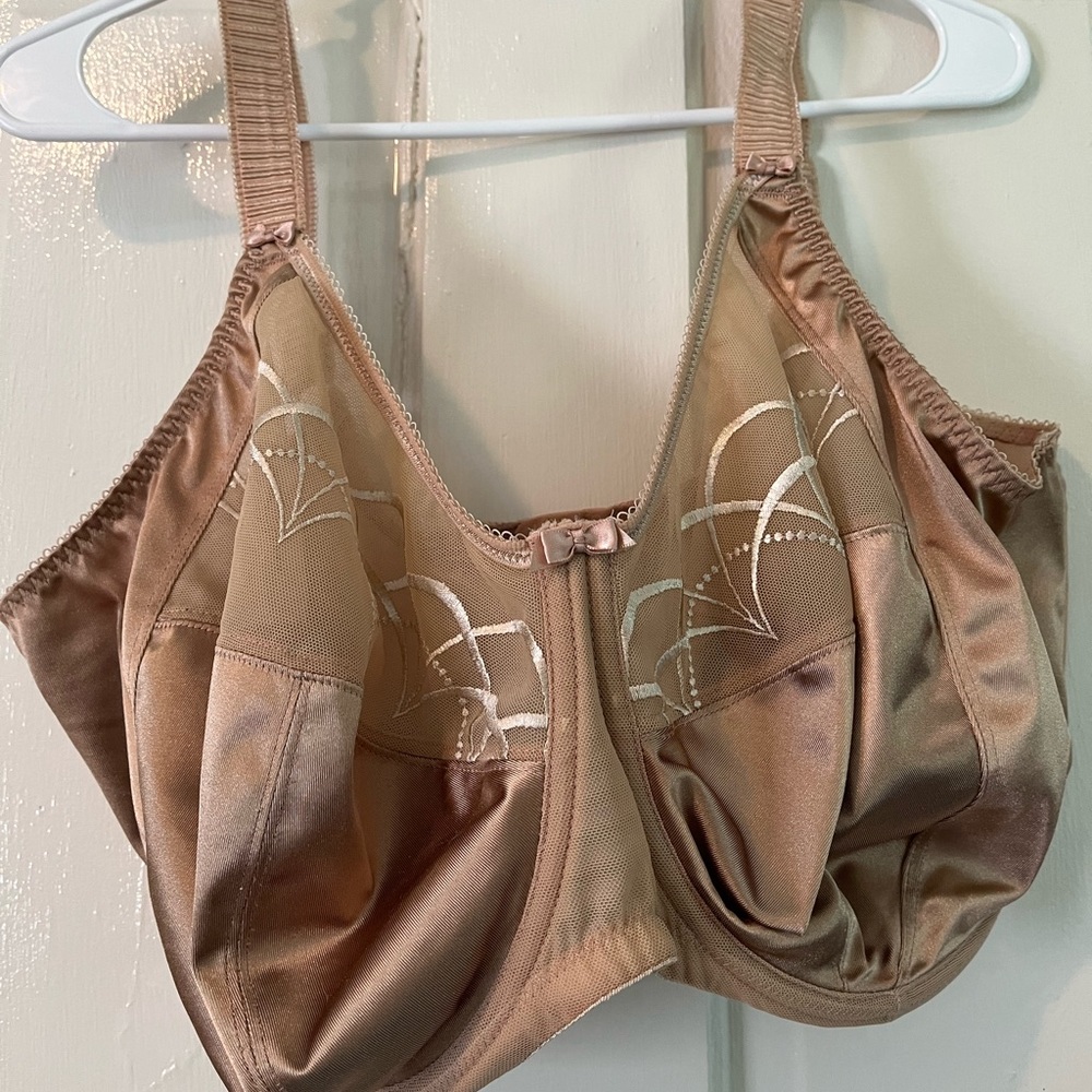 Size 38L Elomi unlined underwire bra.
